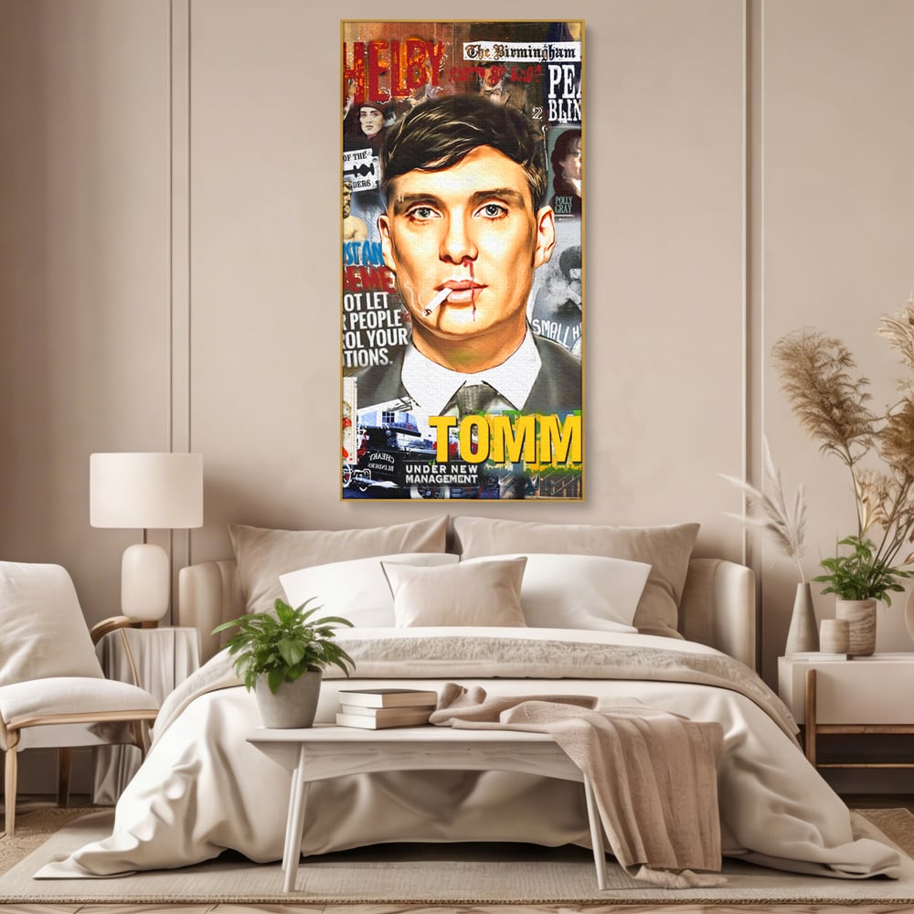 Tablou canvas cu tablou canvas cu portretul lui tommy shelby, in rama de aluminiu auriu, pe perete intr-un dormitor